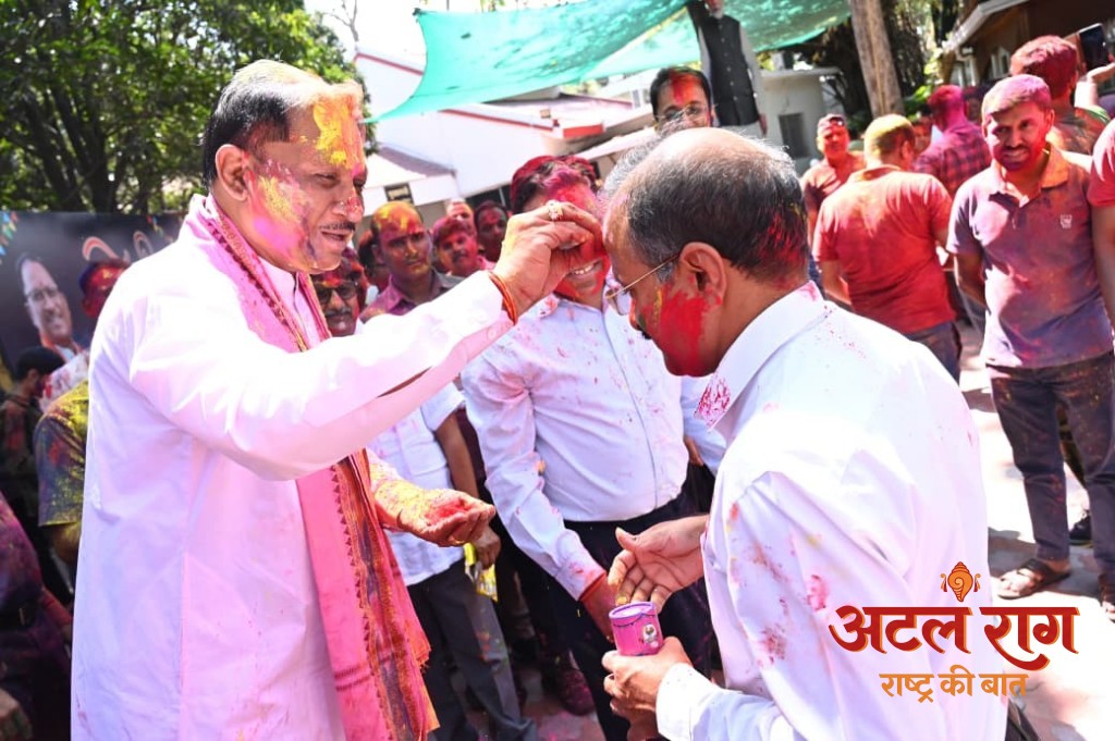 रायपुर : मुख्यमंत्री निवास में होली के रंगों की बौछार: मुख्यमंत्री विष्णु देव साय ने अधिकारियों-कर्मचारियों संग खेली होली